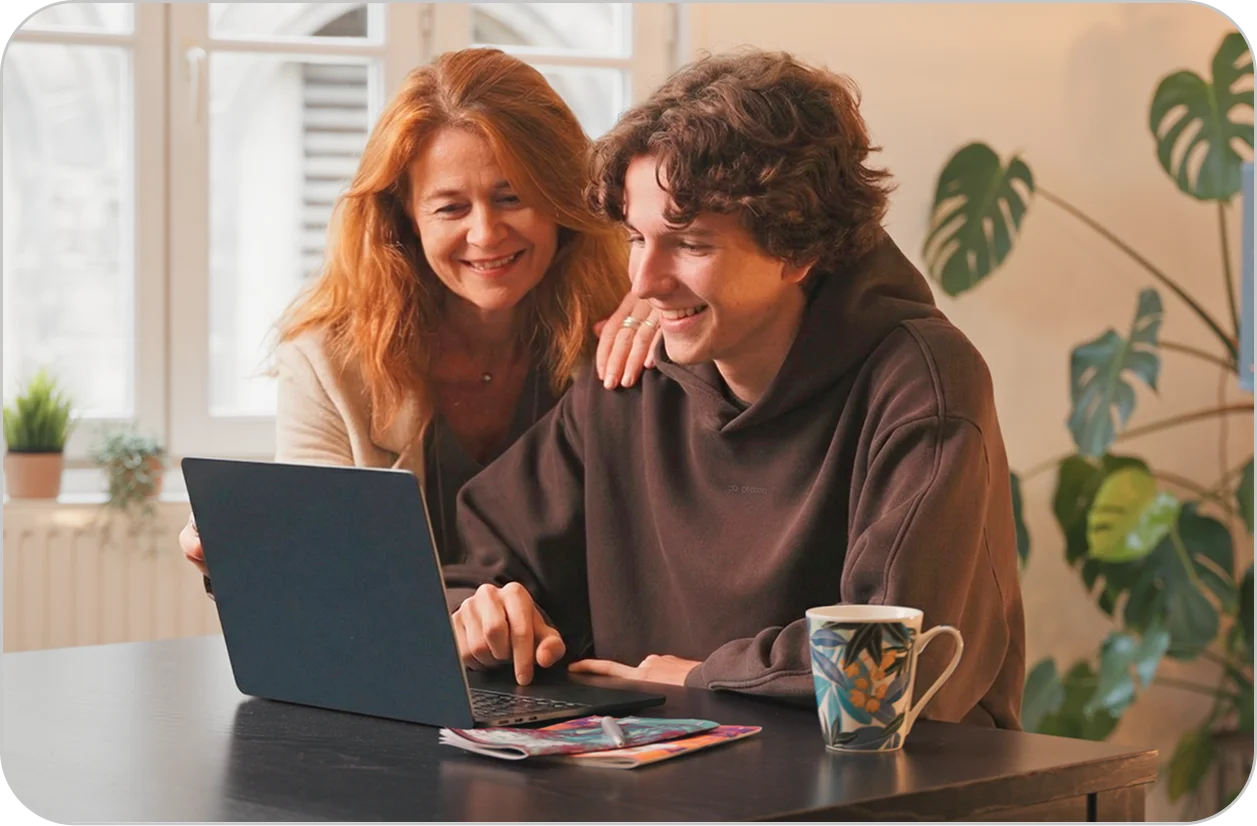 Navigateur étudiant en visioconférence avec un guide GuidMe pour son orientation